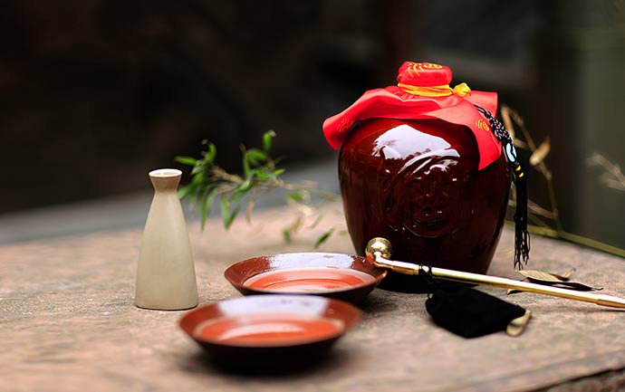 过期的啤酒可以烧菜吗，过期的啤酒可以干什么用啊-图1