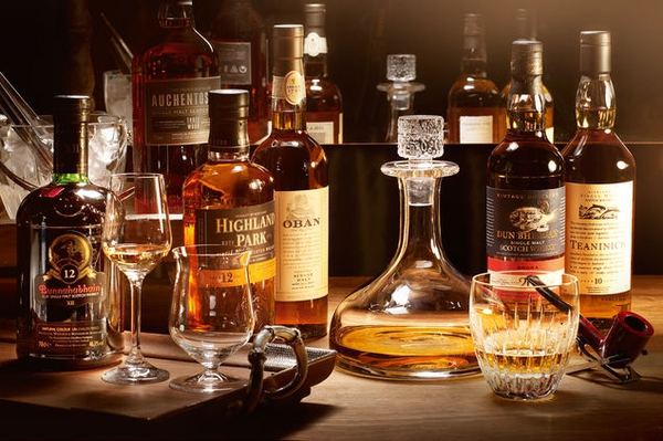 螃蟹与红酒可以一起吃吗，螃蟹与红酒可以一起吃吗-图1